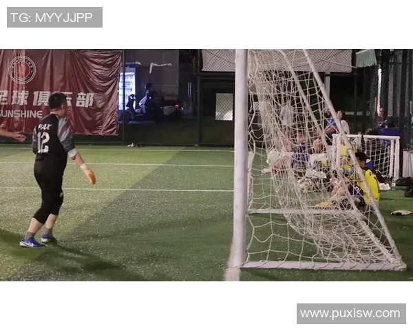 足球明星近拍视频展现球场魅力与个人风采的精彩瞬间