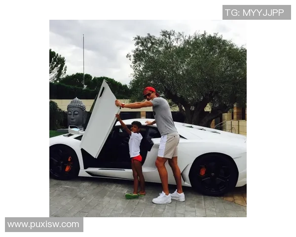 外国足球明星驾驶豪车巡游城市展现风采与魅力